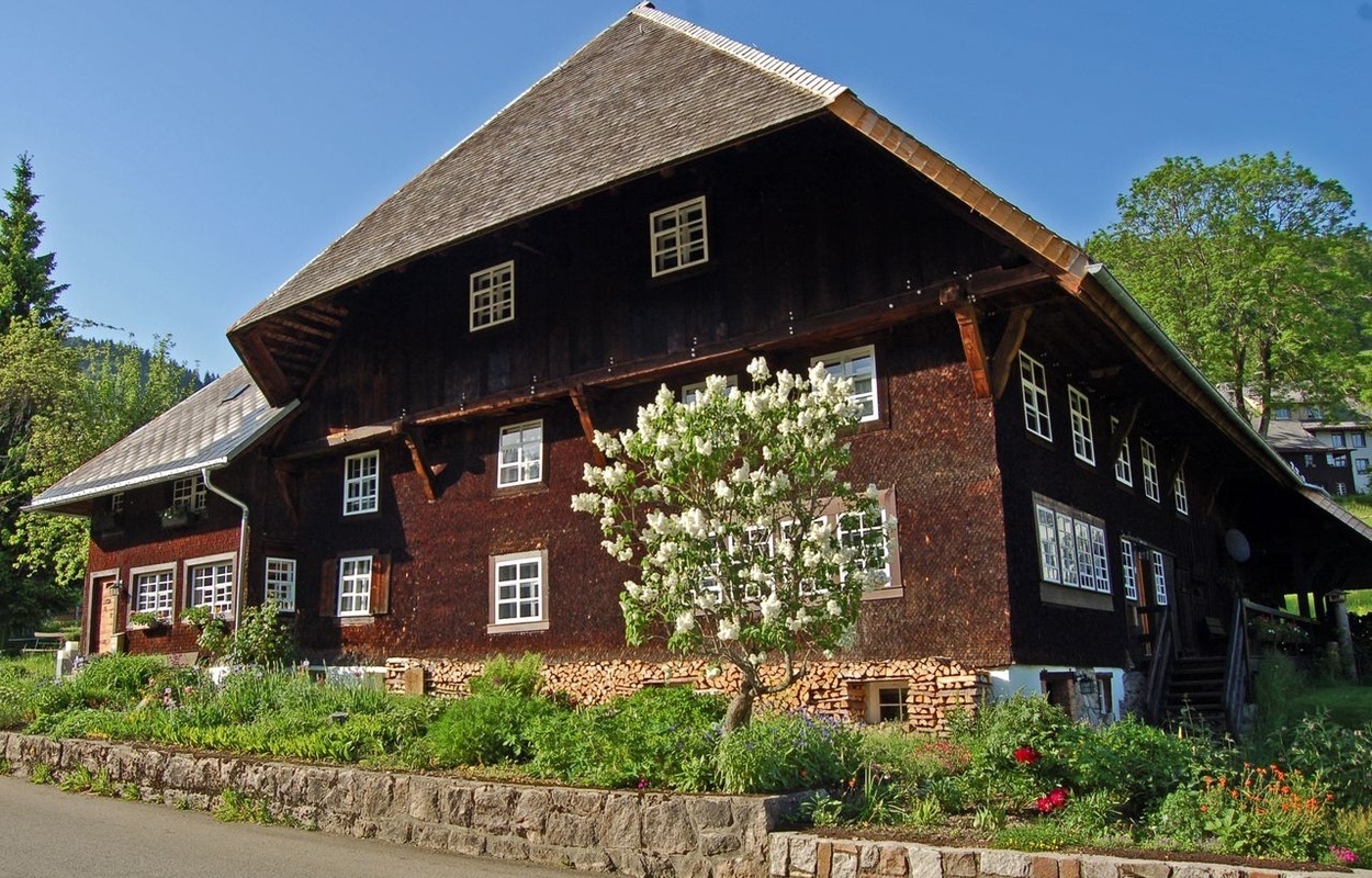 Bernau im Schwarzwald - Bauernhaus Naglerhof Ortsteil Bernau Hof - Hausansicht mit Flieder (c) Tourist Info Bernau