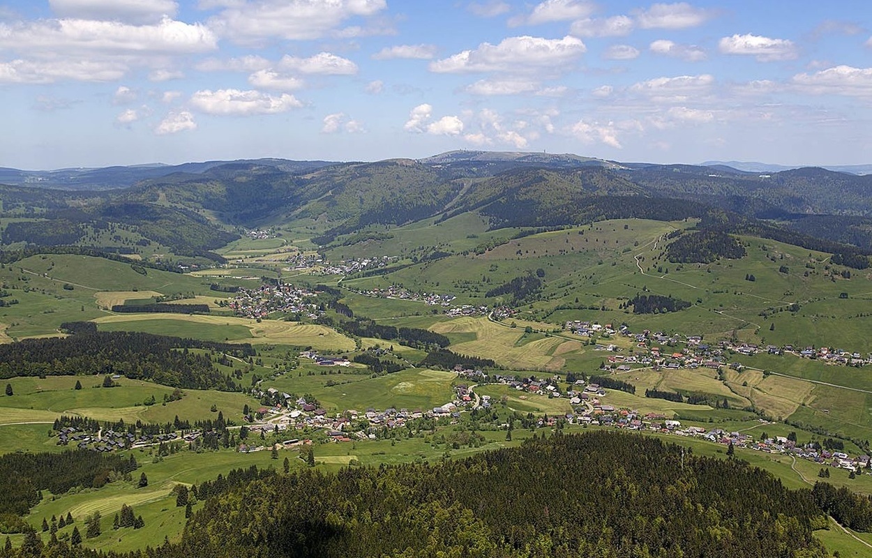 Bernau im Schwarzwald - Luftbild Bernauer Hochtal mit Feldberggebiet (c) Tourist Info Bernau